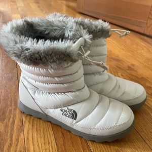 Size 8 North Face boots. Great condition!